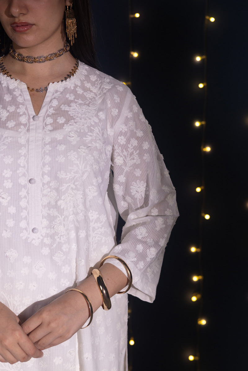 Embroidered White Foam Set