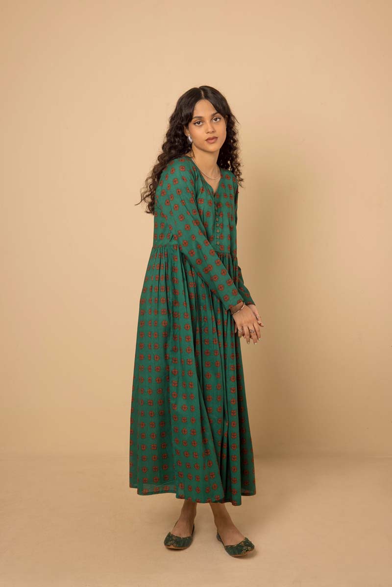 indonesian long dress Woman in traditional Indonesian dress, (elegant, intricate, ornate), centered in frame, long-sleeved embroidered dress, (multi-colored beads and embellishments), deep burgundy and emerald green, upswept hairstyle, neutral-toned background, (soft