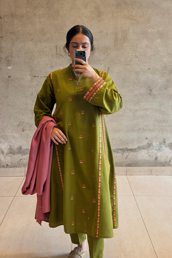 Embroidered Damask Paneled Set