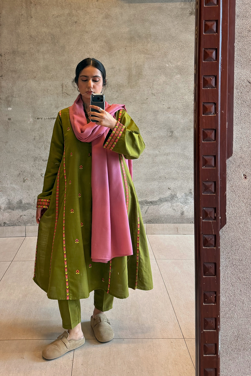 Embroidered Damask Paneled Set