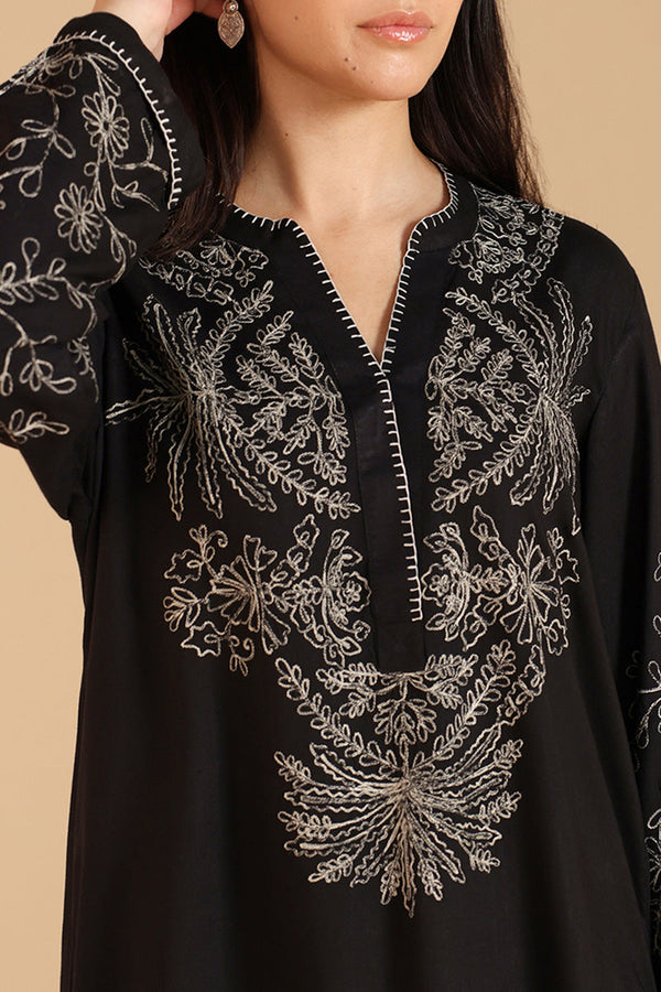 Monotone Embroidered Set